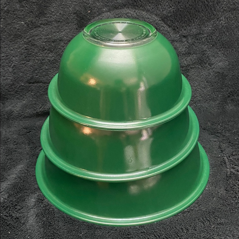 Vintage Pyrex Set of 3 Nesting Mixing Bowls 322 323 325 Green
Clear Bottom - Picture 9 of 16